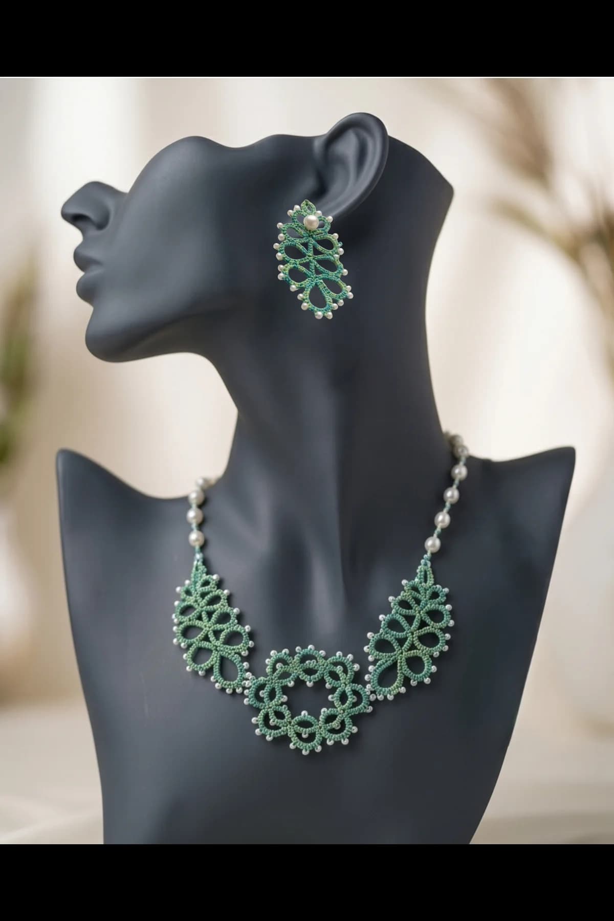 Hand knitted leaf shape necklace set