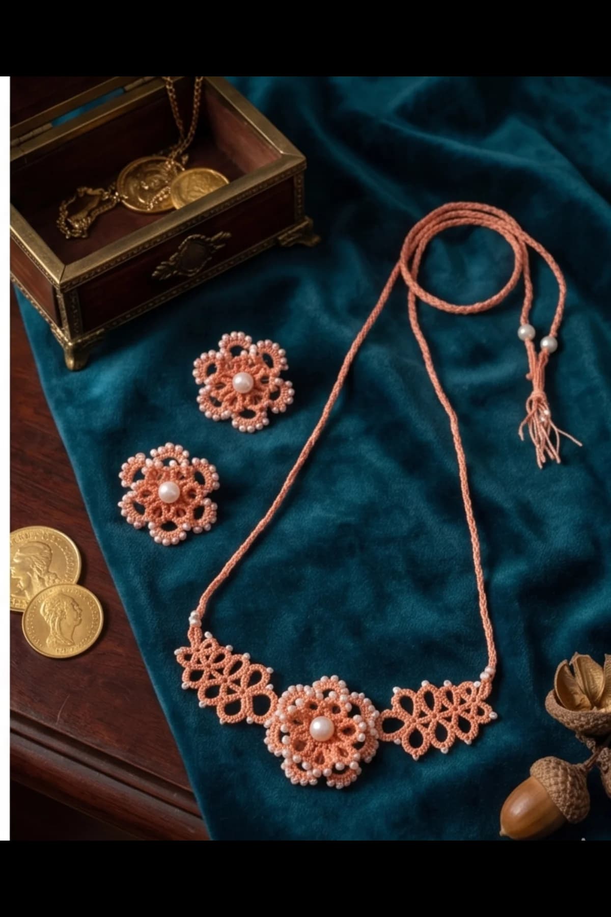 Hand knitted leaf shape & flower pendant necklace set